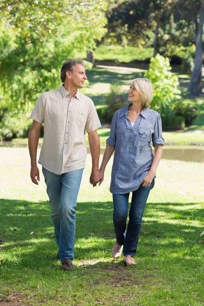 Coppia romantica passeggiando nel parco — Foto Stock