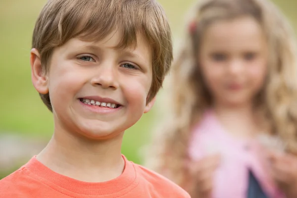 Smiling kids at park — Stock Photo, Image