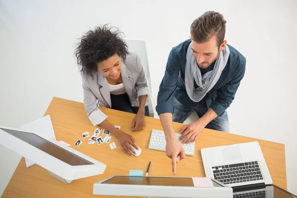 Ungt par arbetar på dator i office — Stockfoto