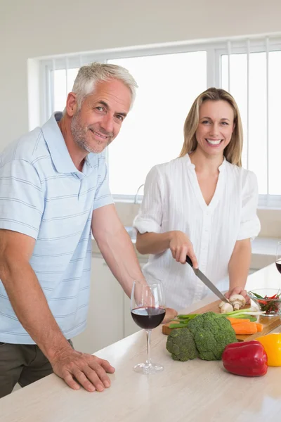 Casal alegre fazendo o jantar juntos — Fotografia de Stock