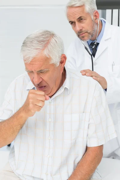 Männliche Seniorin beim Arztbesuch — Stockfoto