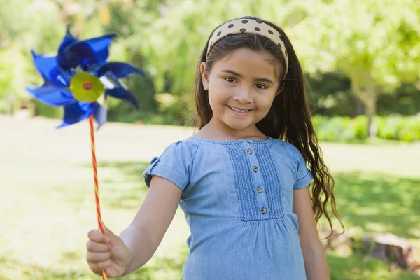 Schattig klein meisje pinwheel houden op park — Stockfoto