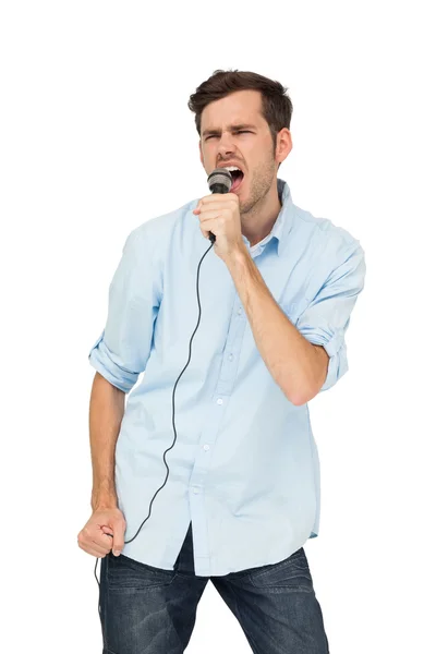 Uomo che canta nel microfono — Foto Stock