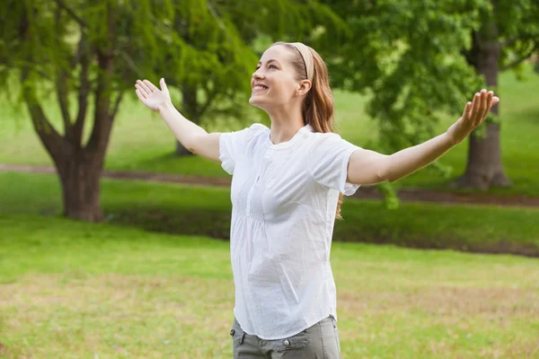 Donna con le braccia tese al parco — Foto Stock