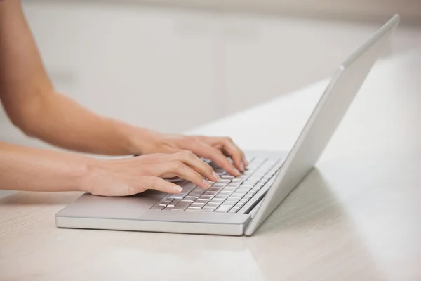 Mãos usando laptop — Fotografia de Stock
