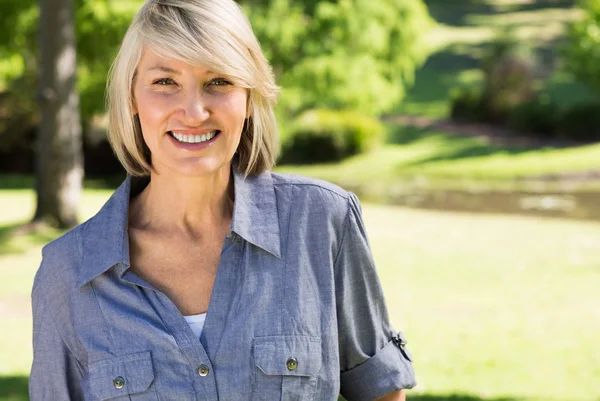 Beautiful woman in park — Stock Photo, Image