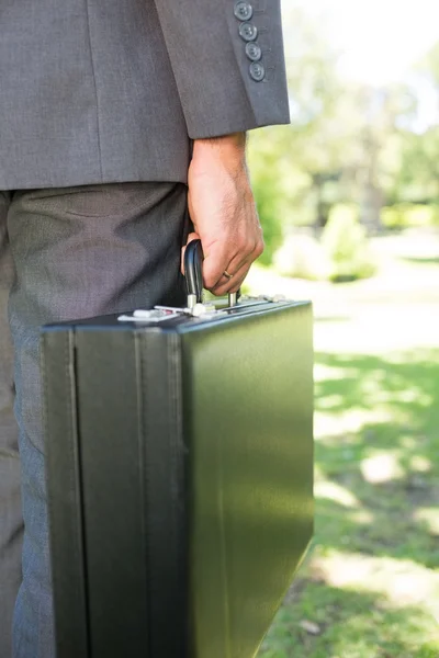 Geschäftsmann trägt Aktentasche im Freien — Stockfoto