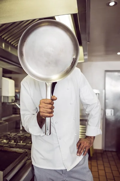 Cozinhe segurando panela na frente da cara — Fotografia de Stock