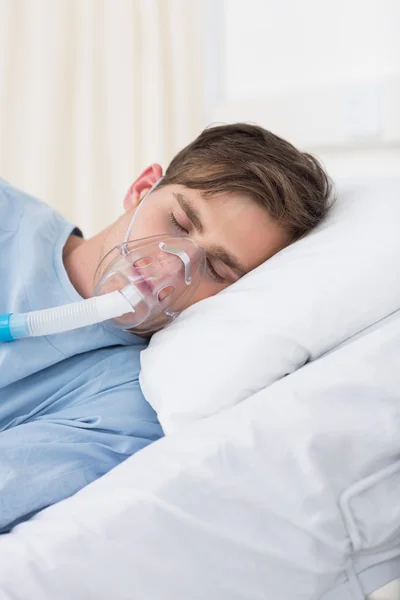 Patient wearing oxygen mask in hospital — Stock Photo, Image