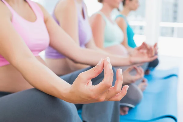 Donne incinte che meditano — Foto Stock