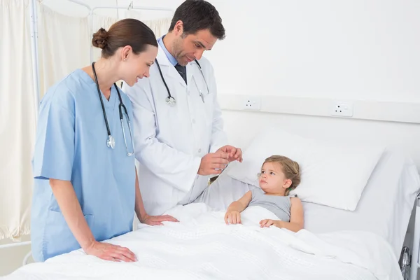 Doctors attending little girl — Stock Photo, Image