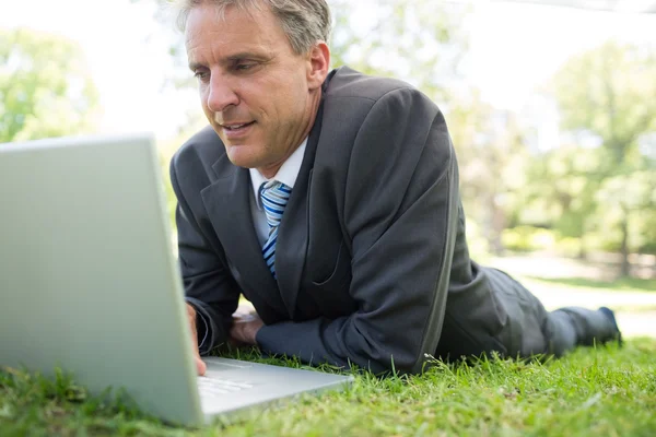 Homme d'affaires utilisant un ordinateur portable dans le parc — Photo
