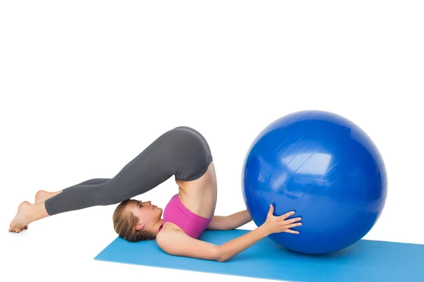 Seitenansicht einer fitten Frau, die mit Fitnessball trainiert — Stockfoto