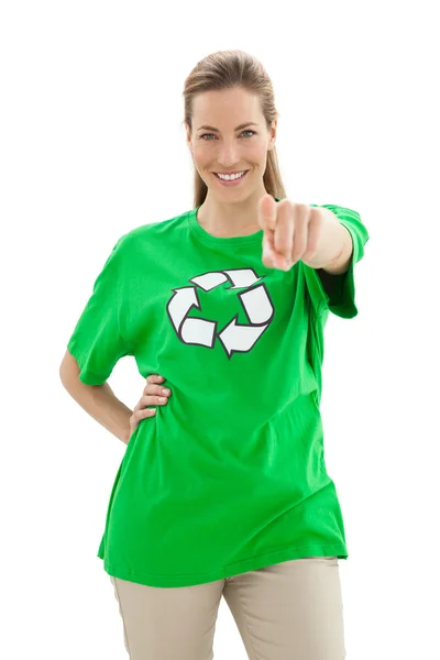Χαμογελαστή γυναίκα στην ανακύκλωση σύμβολο t-shirt που υποδεικνύουν τη φωτογραφική μηχανή — Φωτογραφία Αρχείου