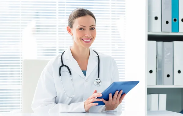 Doctor holding digital tablet — Stock Photo, Image