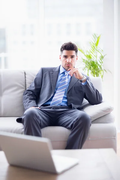 Zakenman zittend op de bank — Stockfoto