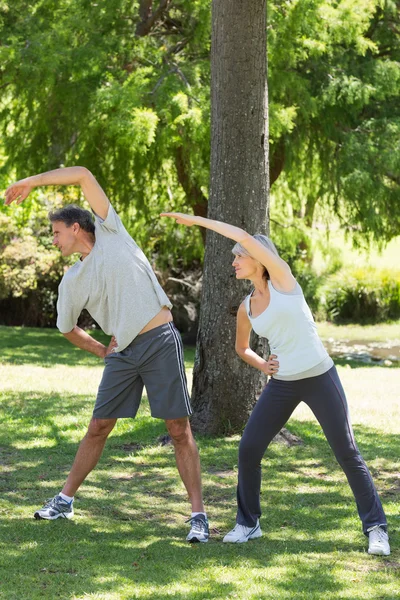 Casal exercício no parque — Fotografia de Stock