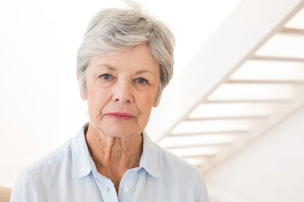 退職女性は、カメラに顔をしかめ — ストック写真