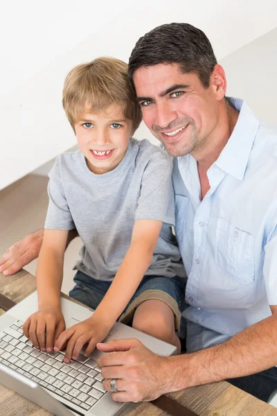 Батько і син використовують ноутбук — стокове фото
