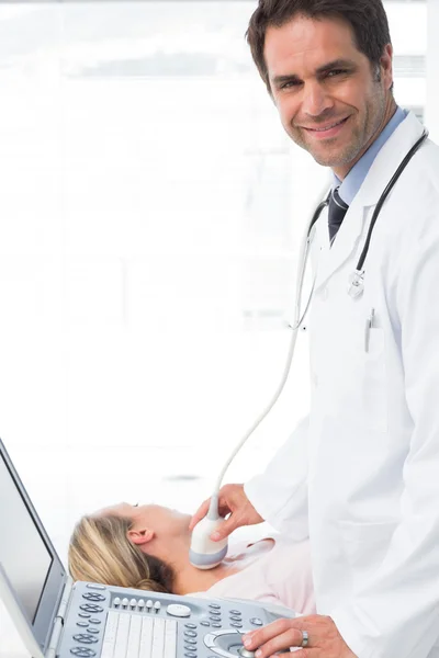 Γιατρός χρησιμοποιεί το υπερηχογράφημα στο λαιμό του ασθενούς — Φωτογραφία Αρχείου