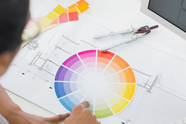 Designer de interiores olhando para roda de cores — Fotografia de Stock