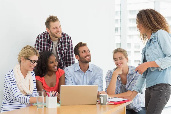 Team van ontwerpers met een bijeenkomst — Stockfoto