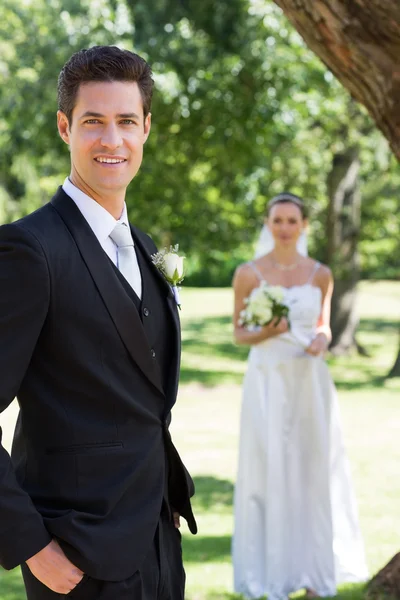 Brudgummen med bruden på garden — Stockfoto