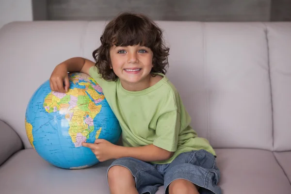 Kid with globe in living room — Stock Photo, Image