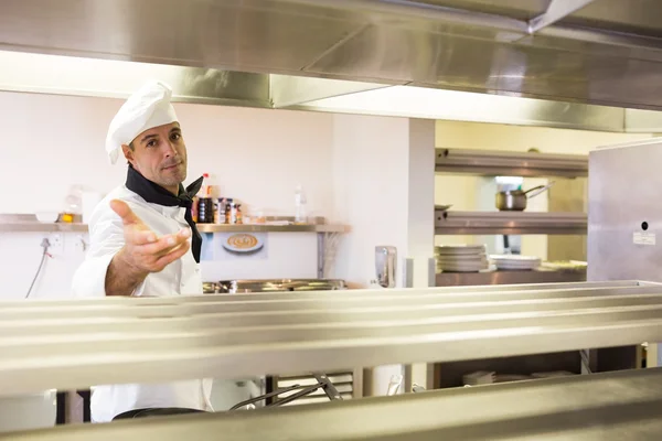 Chef-kok permanent in keuken — Stockfoto