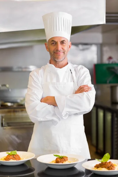 Vertrouwen mannelijke chef-kok met gekookt voedsel in keuken — Stockfoto