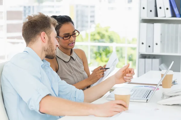 Gericht zakelijke partners samen te werken — Stockfoto