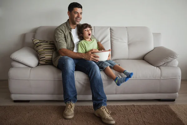 Padre e hijo viendo televisión en la sala de estar — Foto de Stock