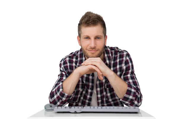 Pohledný muž s klávesnicí — Stock fotografie