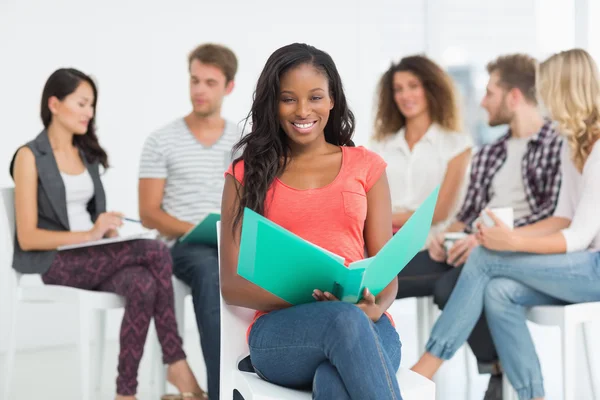 Lachende vrouw bedrijf notebook — Stockfoto