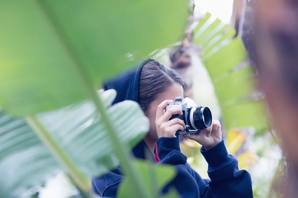 Kvinna tar en bild i en skog — Stockfoto