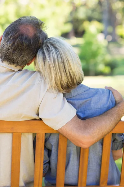 Couple relaxing on bench in park — Stock Photo, Image