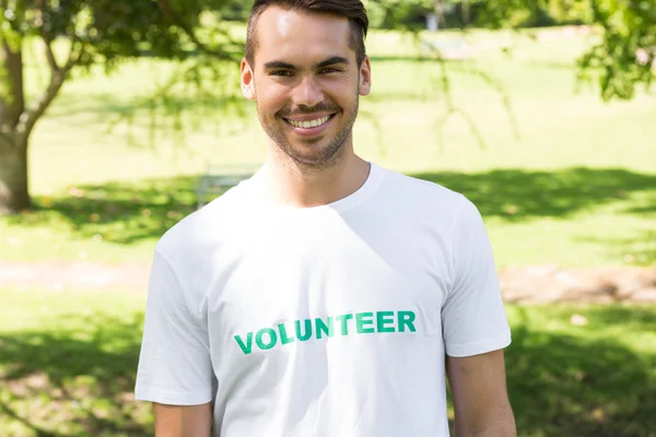 Чоловічий волонтер у парку — стокове фото