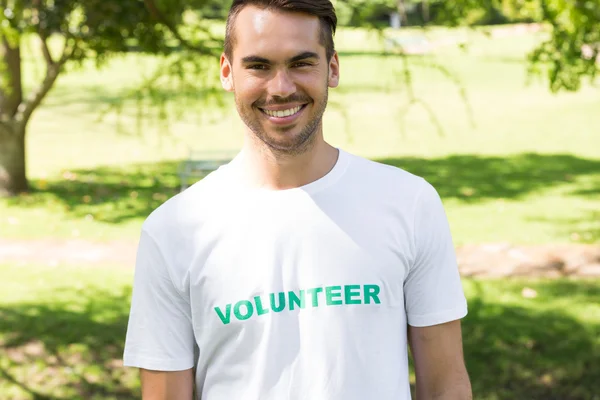 Male volunteer in park — Stock Photo, Image