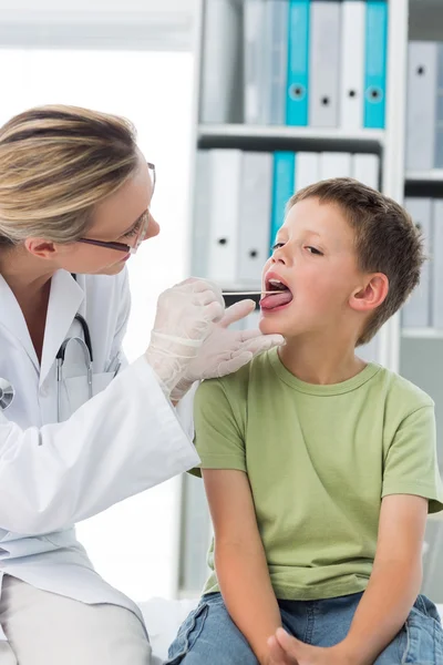 Доктор смотрит на рот мальчика — стоковое фото