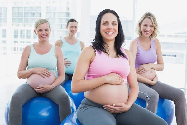 Femmes enceintes assises sur des boules d'exercice — Photo