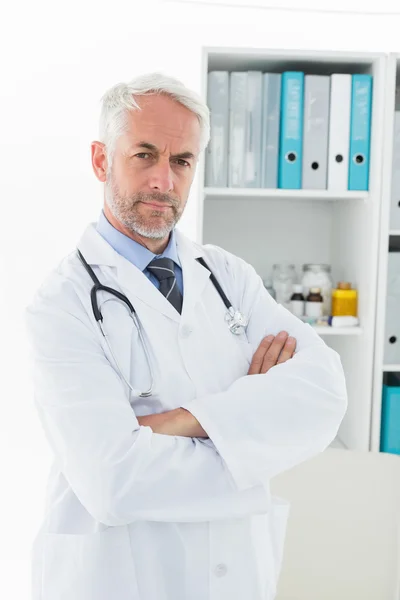 Retrato de um médico sério e confiante no consultório médico — Fotografia de Stock