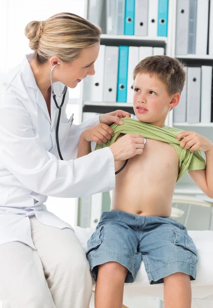 Pediatrician examining boy with stethoscope — Stock Photo, Image