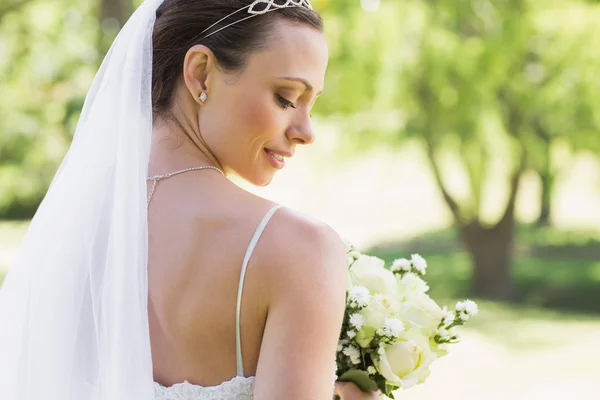 Brud med blommor i trädgården — Stockfoto