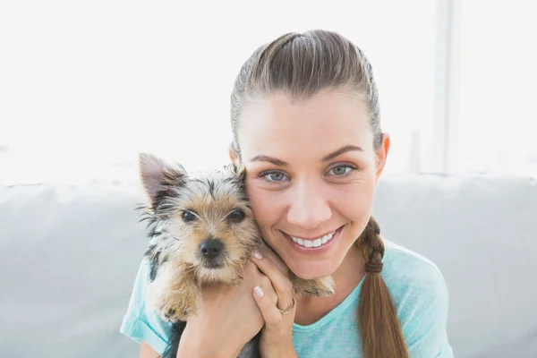 彼女のヨークシャー テリアの子犬を保持している女性の笑みを浮かべてください。 — ストック写真