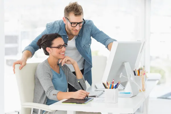 Equipo de diseño joven trabajando en el escritorio —  Fotos de Stock