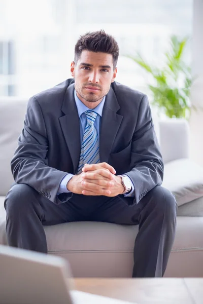 Zakenman zittend op de bank — Stockfoto