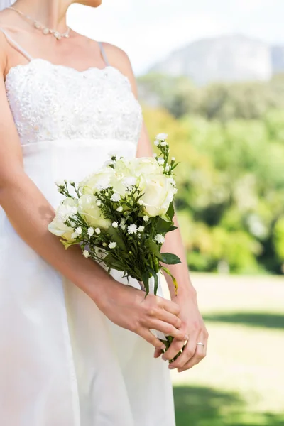 Gelin holding buket — Stok fotoğraf