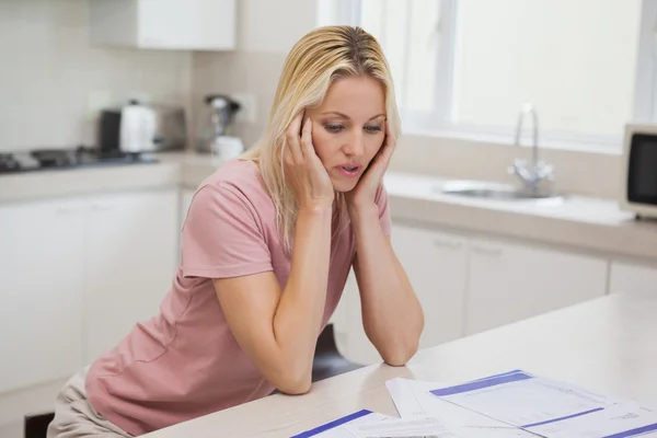 Unglückliche Frau sitzt in Küche — Stockfoto