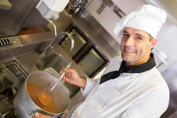 Chef bereidt voedsel in keuken — Stockfoto