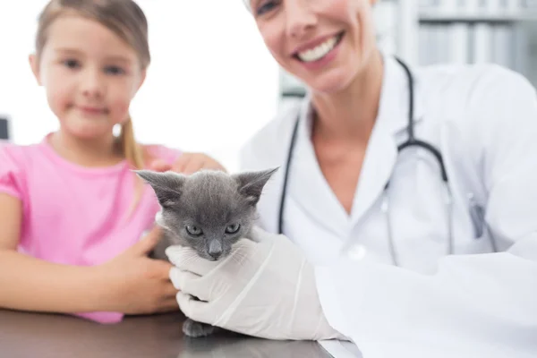 Ветеринар и девушка с котенком — стоковое фото